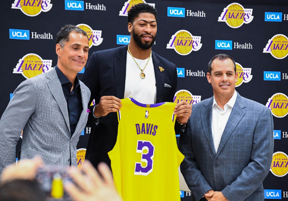 Na promociji Entonija Dejvisa, Rob Pelinka je levo (©Reuters)